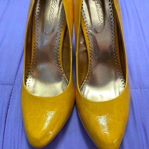 Modcloth yellow pumps size 10. Lightly used 4 inch heels.